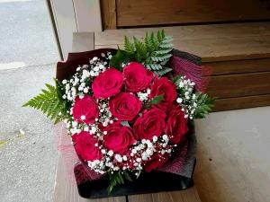赤バラのブーケ風花束☆「花の店くぼた園」（鹿児島県日置市の花屋）のギャラリー写真